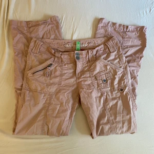 Rosa low waist boot cut cargo pants - Super snygga tunna cargo byxor från PLAY, de är low waist och boot cut Innerben : 81cm Ytterben : 100cm