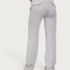 Gråa juicy byxor - Säljer mina gråa juicy byxor då dom inte kommer till användning längre, bra skick. skriv gärna för mer bilder💗