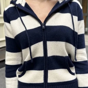 Randig stickad kofta!  - En fin randig stickad kofta från Brandy Melville! ❣️ Aldrig använd och i bra skick!🤩