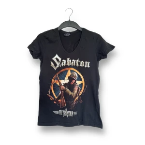 Sabaton T-shirt - Damstorlek. V-ringad Officiell merchandise!