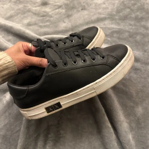 Armani Exchange skor - Armani skor jättefina och andvända fåtal gånger på ett sparsamt sätt, Nypris 1600:-