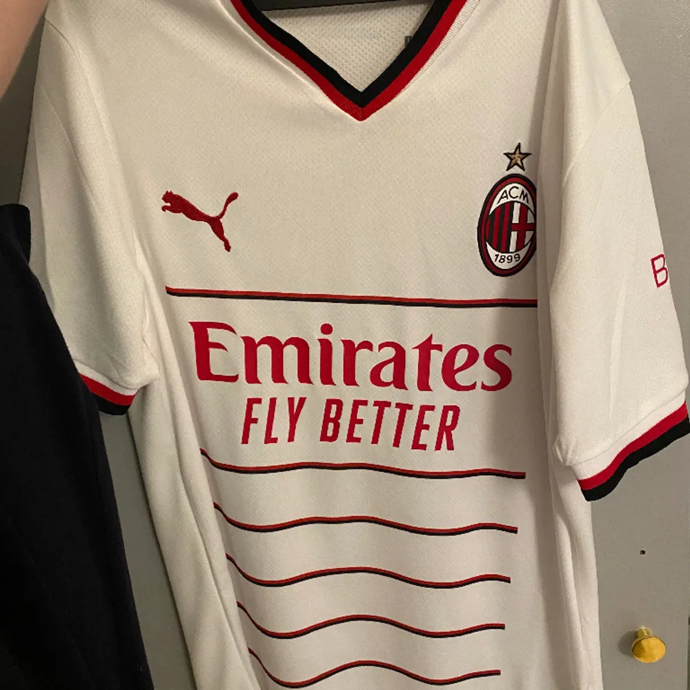 Ac Milan tröja helt ny endast testad köpt på stadium finns digitalt kvitto . T-shirts.