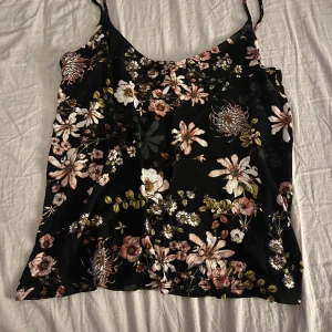 blommigt linne - jätte gulligt blommönstrat linne från h&m som ej säljs längre!! jätte tunn och skön speciellt nu till sommaren 💗