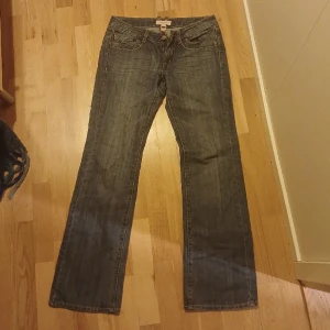 Utsvängda blå jeans  - Blå jeans (mycket blåare än vad de ser ut att vara på bilderna) i storlek 38, utsvängda nere vi fötterna och rätt så lågmidjade. Jätte bra skick ❤️
