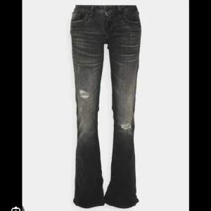 Ltb jeans valerie  - Dessa as snygga gråa/ svarta jeansen från ltb modellen valerie! Säljer pga att de är för små för mig. De har slitningar vid låren som kan sys igen vid önskan. Vid fler frågor eller funderingar är det bara att höra av sig! 