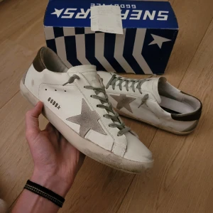 Golden Goose - Extremt feta golden goose! Cond 9,9/10, box och KVITTO ingår! Storlek 44, hojta till vid minsta lilla fråga🙂