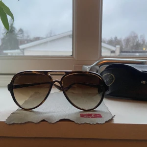 Ray-Bans - Säljer nu dessa sjukt snygga ray ban solglasögonen i modellen cats 5000. Passar perfekt nu till våren och sommaren. Priset kan diskuteras vid snabb affär! Hör av er vid fler frågor eller funderingar🤝Kan även byta mot boyfriends! 