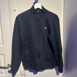  Lacoste tröja  - Tja säljer denna tvär snygga Lacoste tröja i färgen marinblå och tröjan är i storlek M Och är svin snygg att ha på sommaren vid frågor och funderar så är de bara att slå en pling till mig✅