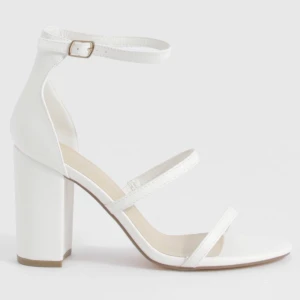 Klackskor - Säljer dessa jättefina klackskor från Booho då de inte passade. Helt nya och enbart testade! Perfekta till student och bal👌🏻🤩 Klacken är ca 7-9 cm Nypris 360kr