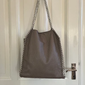 Tiamo väska  - Säljer min gråa tiamo väska då den inte kommer till användning💕 bra skick!