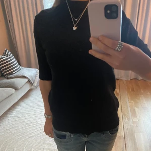 Stickad T-shirt  - Super snygg stickad T-shirt men väl använd så tröjan är ganska så nopprig (se bild 3) men det är dock inget som syns när man har på sig den. Hör av er vid fler frågor eller bilder🥰🥰