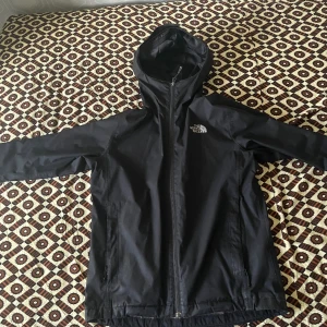 North face jacka - North face regn jacka som är knappast använd. Den är s/m