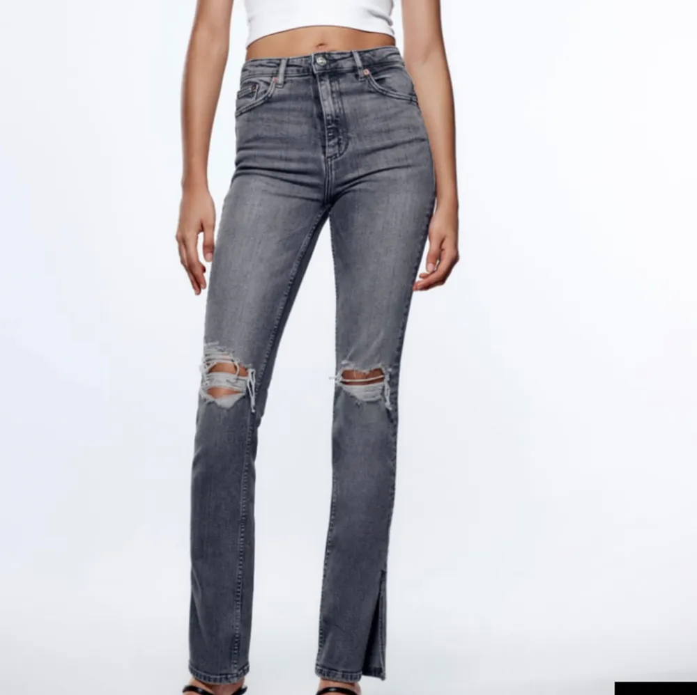 Säljer mina jätte snygga gråa jeans från zara i storlek 34. De är nästan helt oanvända. Köparen står för frakten. . Jeans & Byxor.