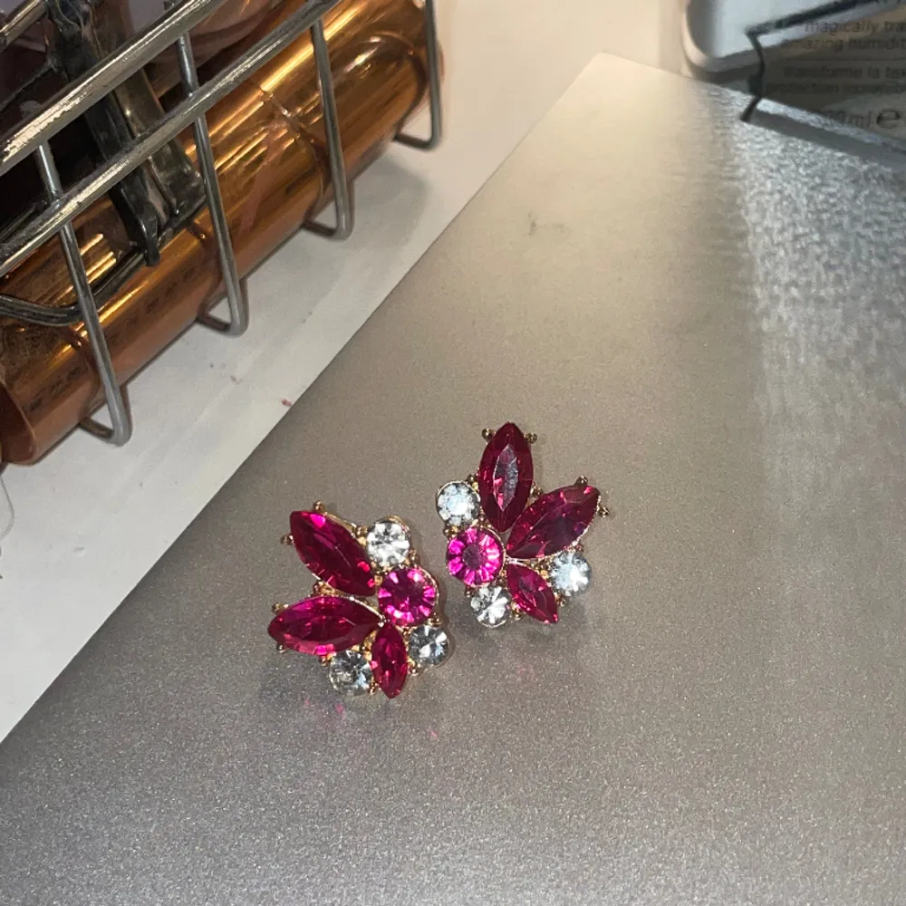 Superfina unika örhängen med rosa diamanter i nyskick 💖säljer även likadana i grönt 💚🧚‍♀️🧚‍♀️. Accessoarer.