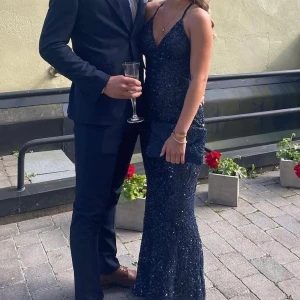 Blå glittrig balklänning  - Säljer min otrolig fina balklänning Storlek 32 men passar absolut en 34 och 36 (storlekar jag har i vanliga fall) jag är 162 cm lång, ingen klänning för någon som är längre men passar absolut på kortare än det. Klänningen är stretchigt och bekväm. 