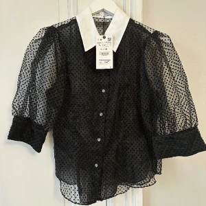 Zara blus - Skir blus med prickat mönster, aldrig använd med prislapp kvar. Så fin!