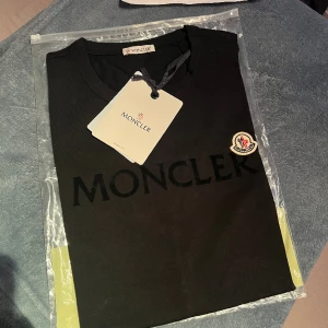 Moncler t-shirt - Monclef t-shirt svart! Helt ny i påse med tags 🌟 