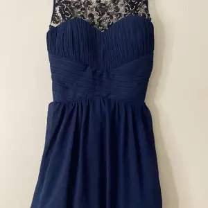 Marinblå klänning med fina detaljer  Använd endast en gång så i nytt skick  