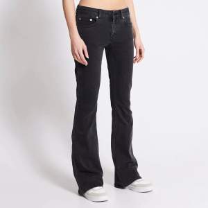 Ett par svart jätte snygga low waist jeans, använda några gånger!🖤kontakta vid intresse eller fler bilder!