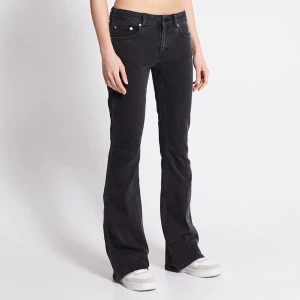 Svarta low waist jeans  - Ett par svart jätte snygga low waist jeans, använda några gånger!🖤kontakta vid intresse eller fler bilder!