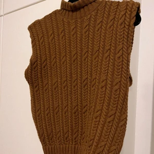 Stickad väst Zara - Storlek M, använd fåtal gånger. 