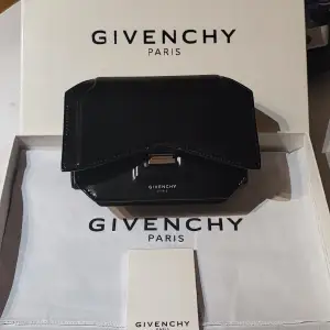 Givenchy väska använt max 3 gånger.