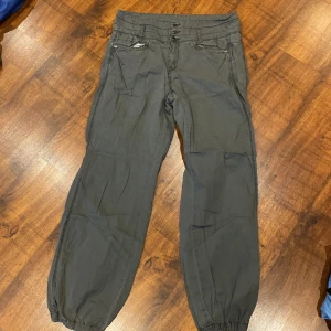 Byxor i strl 42 - Gröna byxor från lindex i strl 42. 