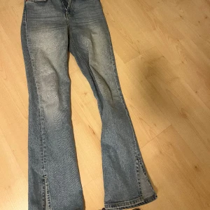 Blåa jeans  - Blåa jeans med slits ifrån lager 157, fint skick men använda ganska mycket, för små för mig därför dom säljs