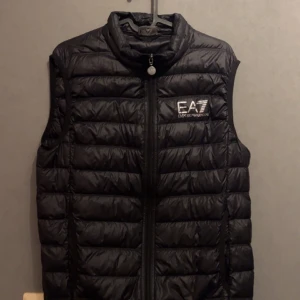 EA7 väst - Säljer en ea7 väst som knappast är använd, säljes då den är förliten. Strl medium, kom privat för fler frågor elle bilder. Säljes svin billigt!