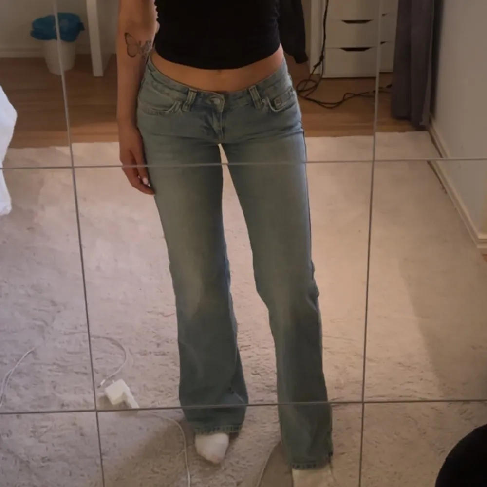 Säljer mina Gina Tricot jeans då jag inte använder dom, använda fåtal gånger. Dom är storlek 34 och jag är 163 cm. Skriv vid fler frågor eller fler bilder. . Jeans & Byxor.
