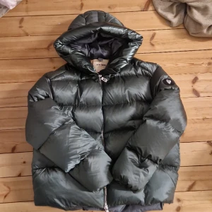Dunjacka Mos Mosh - Lilou puffer down jacket från MOS MOSH storlek L