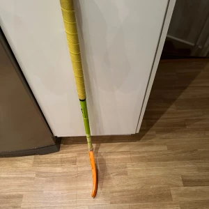 Innebandyklubba - Grönorange innebandyklubba från Xcited. Skaftlängd 75. 