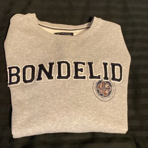 Bondelid  - Super fin Bondelid tröja som inte bara är snygg utan jätte skön att ha på sig|| storlek M|| ny pris 499kr vårat pris 100kr vid flera funderingar kontakta oss.