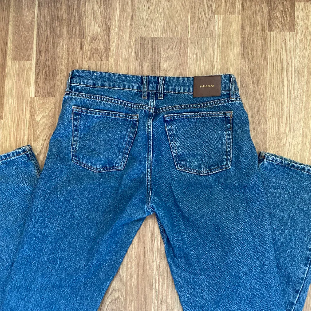 Lågmidjade jeans från pull&bear i färgen blå, stl 38. Säljer då dom inte passar💓 hör av er för mer info! Pris går att diskutera.. Jeans & Byxor.