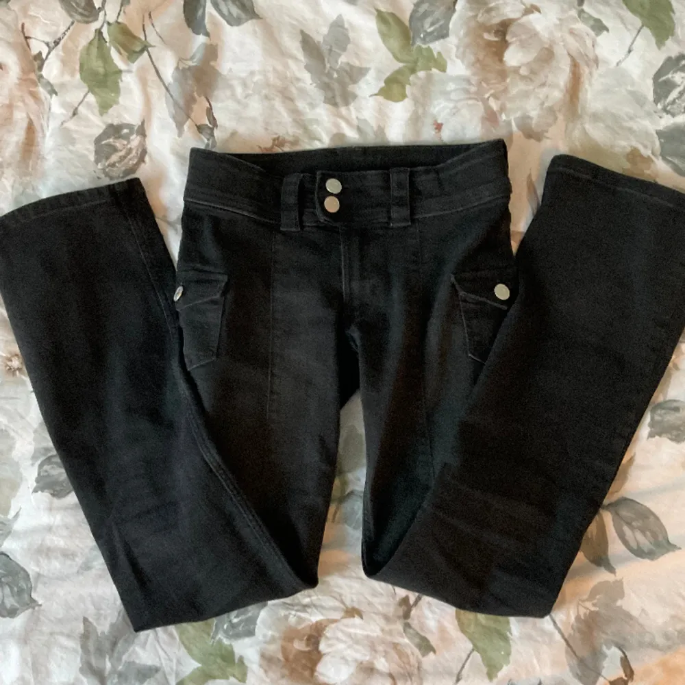 Svarta hm jeans från deras barnavdelning, andvända några få gånger och utan skador eller liknande, säljer då dem inte kommer till andvändning. . Jeans & Byxor.