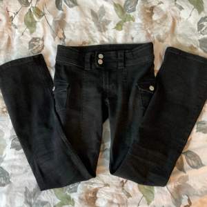 Svarta hm jeans från deras barnavdelning, andvända några få gånger och utan skador eller liknande, säljer då dem inte kommer till andvändning. 