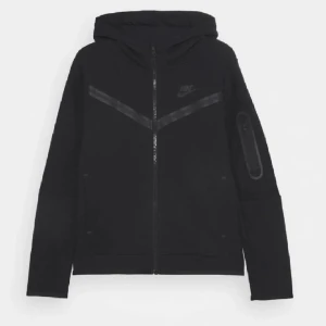 Nike tech fleece - Säljer min Nike tech Fleece tröja som är i storlek xl (barn) men passar även mig som har xs/s. Fick den för 1 år sen i julklapp men den har aldrig kommit till användning💕🥰