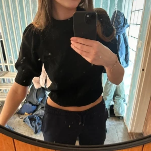 Stickad t-shirt - En stickad t-shirt i stl s men liten i stl, lite nopprig men inget jag tänker på iaf. Lite puffiga ärmar och jättesöt