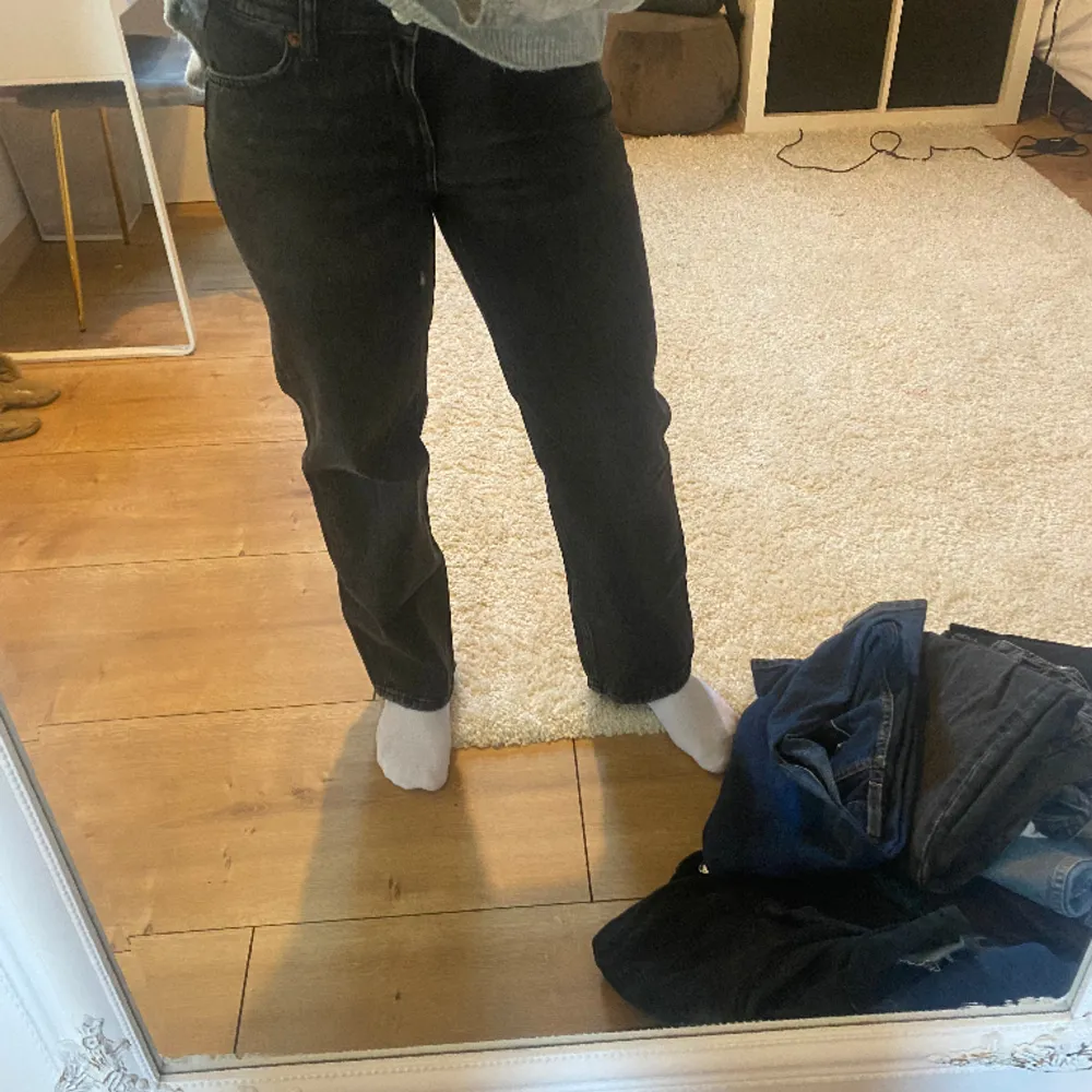 Svarta snygga raka låga jeans. Är perfekta för de i längden mellan 150-165. Frakten betalas själv och pris kan diskuteras.. Jeans & Byxor.