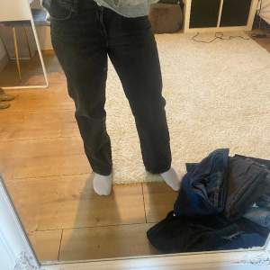 Svarta snygga raka låga jeans. Är perfekta för de i längden mellan 150-165. Frakten betalas själv och pris kan diskuteras.