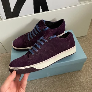 Lanvin skor  - Säljer ett par väldigt snygga Lanvins i storlek UK9! Vilket motsvarar 43!  Hör gärna av dig om du har frågor!