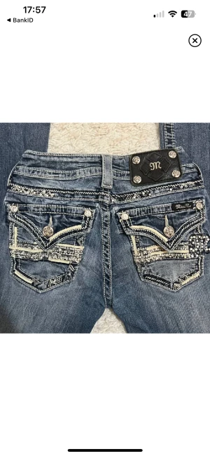 Miss Me Jeans - Säljer dessa lågmidjade, assnygga missme jeans. Jag köpte de här på plick men tyckte inte riktigt om hur de satt på mig.  Mått: 70cm i midjan och 82 i innerbenslängd. (Lånade bilder) De har två små hål bak på rumpan, de syns knappt. Skriv för bild