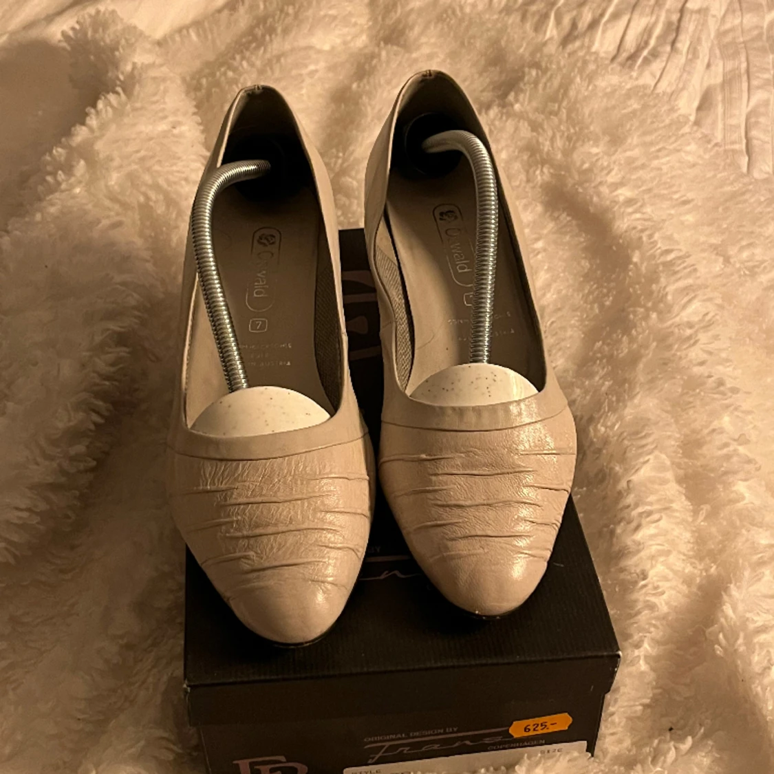 Vit beiga skor med liten klack