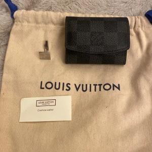 Louis Vuitton manschettknappar  - Hej har ett par manschettknappar i märket LV jag skulle vilja bli av med dom är i nyskit, säljer pga lite användning 