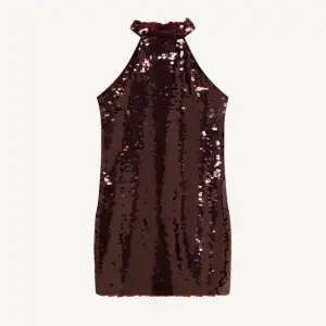 En snygg rödaktig paljettklänning! Klänningen är helt oanvänd och prislappen är kvar. Den är köpt för 299kr men jag säljer den för 90kr!!