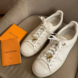 Louis Vuitton skor - Säljer nu mina super snygga Louis Vuitton skor då de tyvärr inte kommer till användning längre. Modellen är helt slutsåld. Storlek 39,5, Nypris: 7200kr Äkthetsbevis medföljer! Kontakta gärna mig för fler bilder💓 Pris går att diskuteras