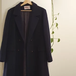 Mörkblå kappa - Köpt second hand, fint skick både på tyg och knappar. 