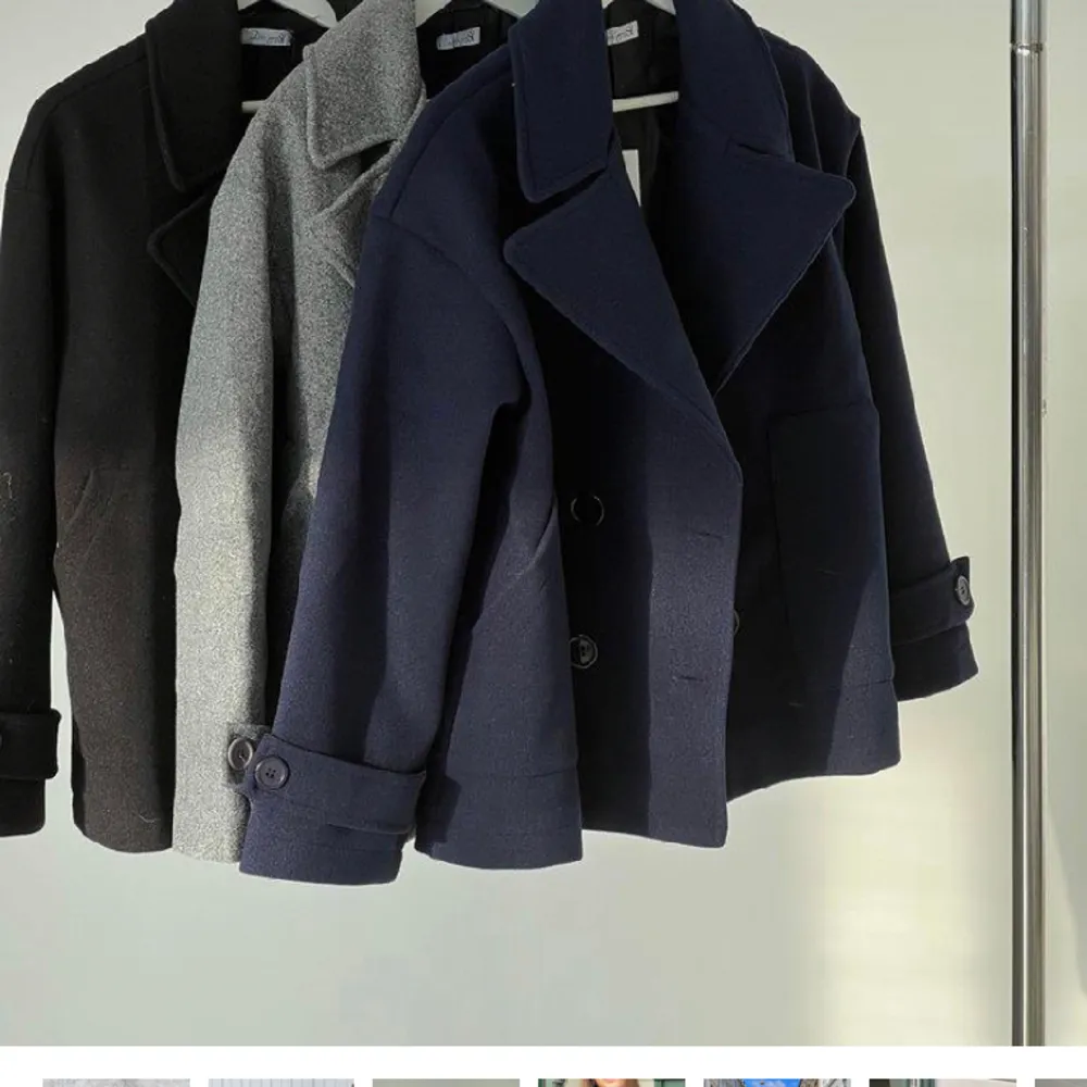 Mörkblå kappa från design by si Fint skick, lite nopprig Köpt för 750. Jackor.