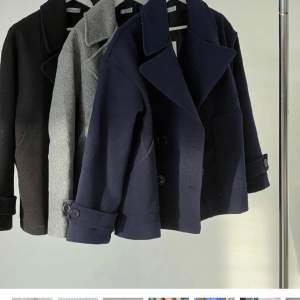 Mörkblå kappa från design by si Fint skick, lite nopprig Köpt för 750