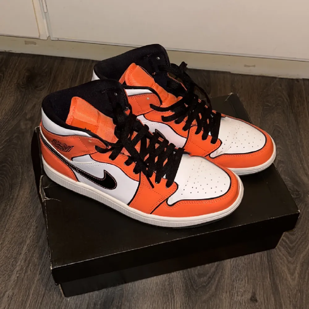 Pair of Air Jordan 1 Mid Turf Orange used only few times is in very good condition . Skor.